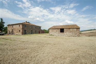 Country house and barn in need of restoration in Lajatico