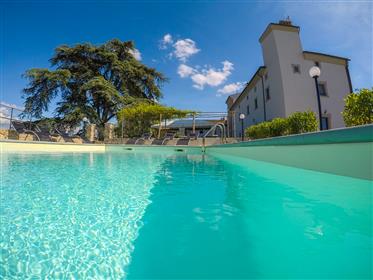 Historická rezidencia ako hotel s bazénom