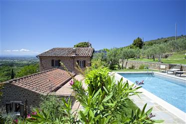 Stunning villa in Cortona surroundings