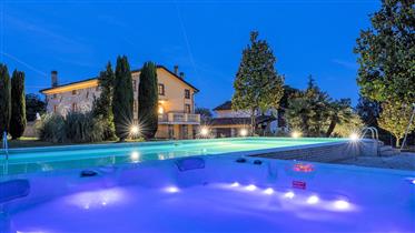 Verbazingwekkend gerestaureerde villa met zwembad en jacuzzi
