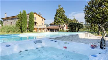 Verbazingwekkend gerestaureerde villa met zwembad en jacuzzi
