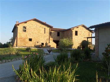Villa con piscina coperta in provincia di Siena