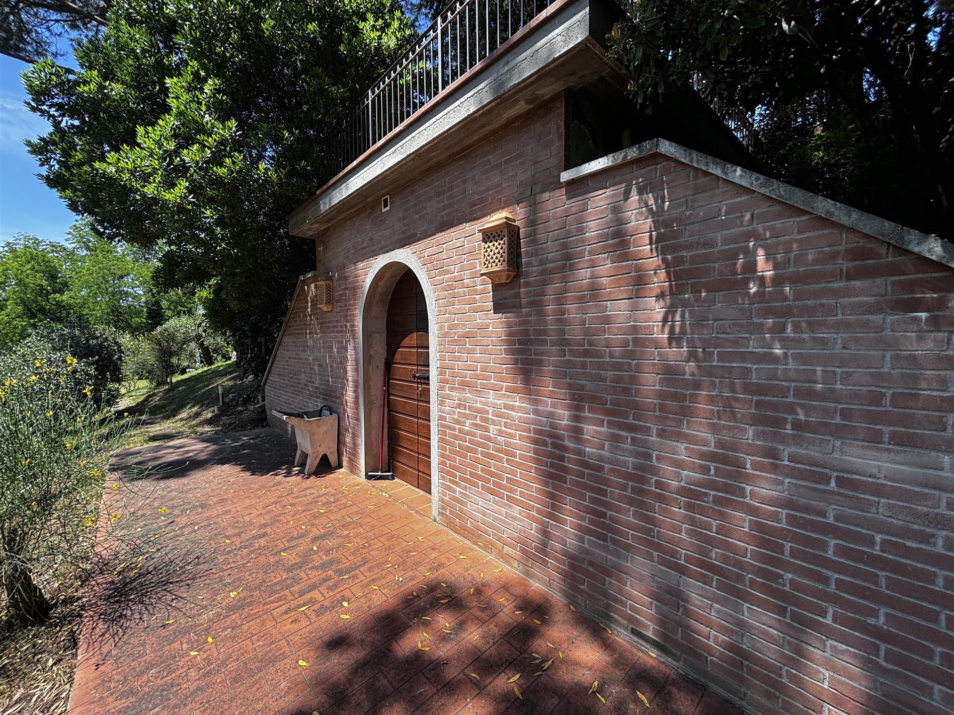 Schönes restauriertes rubinrotes Landhaus 