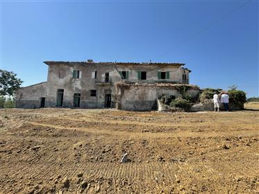 Traditionelles toskanisches Haus zur Restaurierung