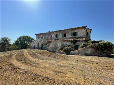 Traditional Tuscan house to restore