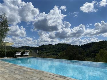 Affascinante villa restaurata e dependance con piscina