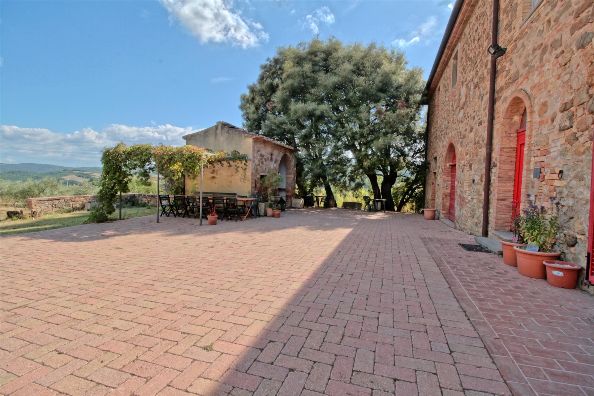 Casale in posizione dominante con vista sulle colline toscane