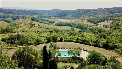 Agriturismo mit Schwimmbad und Panoramablick in Palaia