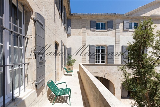 In der Nähe von Avignon, sehr schönes Herrenhaus mit Terrassen, Garten
