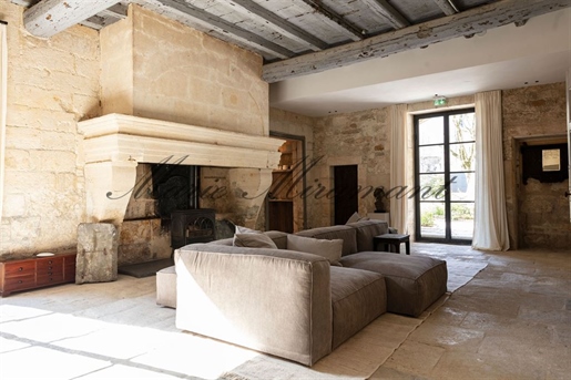 Near Avignon, beautiful mansion with terraces, garden and pools