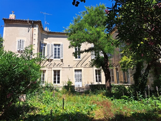 Nîmes centre, private mansion with garden