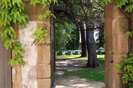 Between Avignon and Uzès, historic residence with six hectares of land