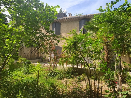 At the gates of the Luberon, large farmhouse on nearly four hectares.