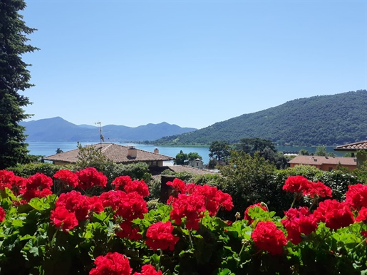 Sarnico - Villa simple avec jardin privé et vue sur le lac