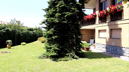 Sarnico - Villa simple avec jardin privé et vue sur le lac
