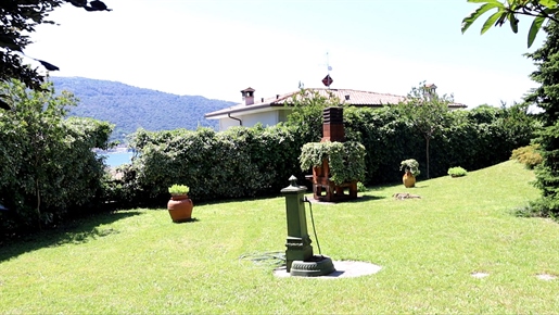Сарнико - единична вила със самостоятелна градина и изглед към езерото