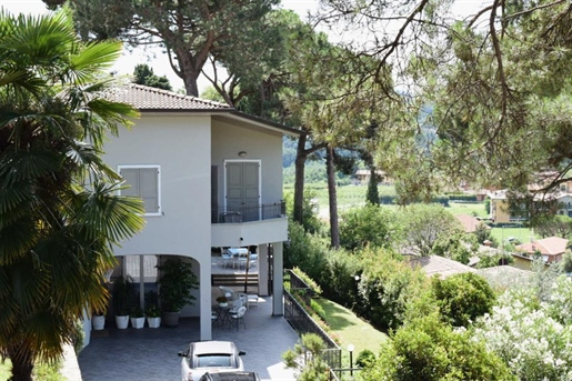 Villa Simple avec Un Magnifique Jardin et Vue Panoramique