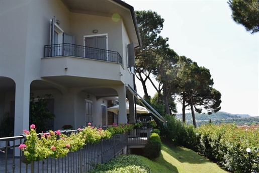 Villa individual con un espléndido jardín y vistas panorámicas