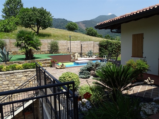 Belle villa simple avec piscine juste 10mins de Sarnico sur le lac Iseo