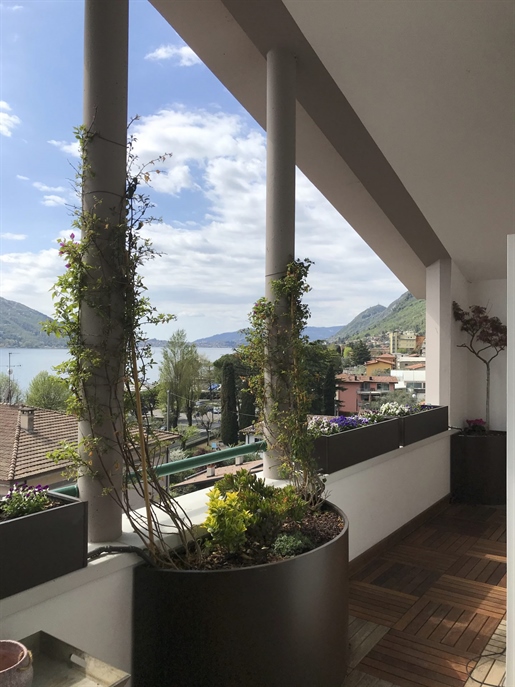 Просторен тавански апартамент в Предоре с множество тераси и гледка към езерото