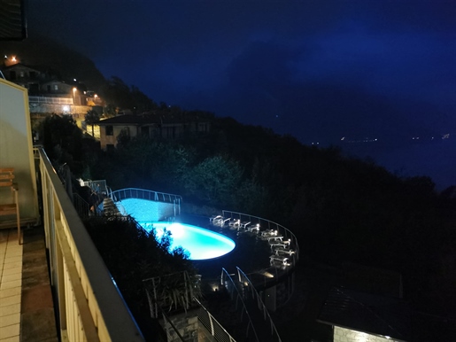 Solto Collina - Appartement en duplex avec vue panoramique sur le lac dans une résidence avec pisci