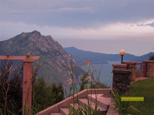Trouvez la maison de vos rêves sur le lac d’Iseo - Villa individuelle avec vue spectaculaire sur le