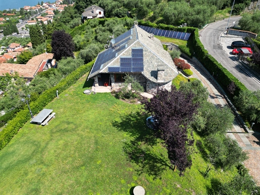 Marone - Vrijstaande villa met panoramisch uitzicht op het meer, privétuin en binnenzwembad