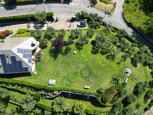 Marone - Vrijstaande villa met panoramisch uitzicht op het meer, privétuin en binnenzwembad