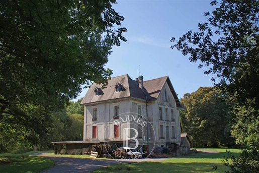 Nedaleko Bayonne, hradní styl Napoleon III na parku o rozloze 4 hektarů
