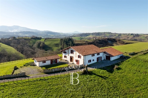 Gerestaureerde Baskische boerderij met spectaculair uitzicht op de Rhune