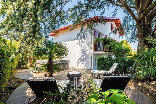 Anglet, 220 M² House In A Peaceful Neighborhood