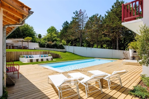 Arcangues, Maison De 200 M² Construite Récemment, Piscine