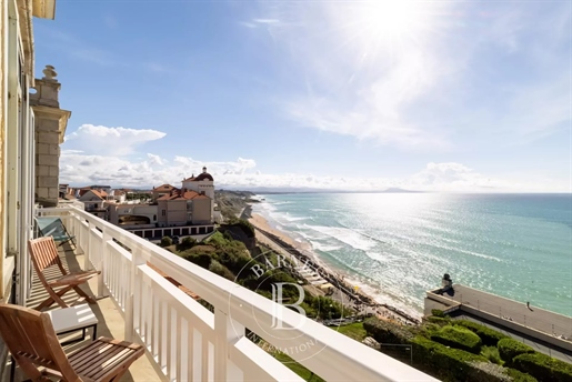 Biarritz, Premier Rang Vue Mer, Appartement De 111 M² Avec Balcon, Parkings Et Cave