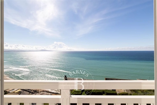 Biarritz, Premier Rang Vue Mer, Appartement De 111 M² Avec Balcon, Parkings Et Cave
