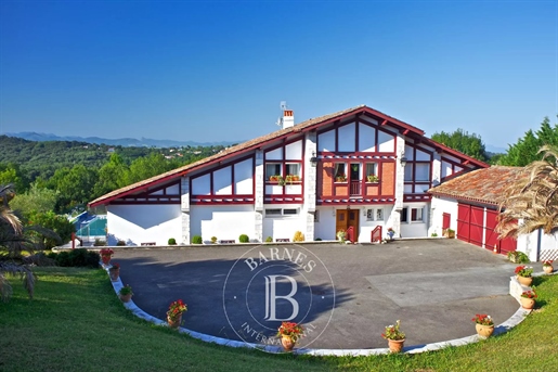 Mouguerre Vue Pyrenees, Grande Maison Basque Avec Piscine Sur Terrain De 5 Hectares