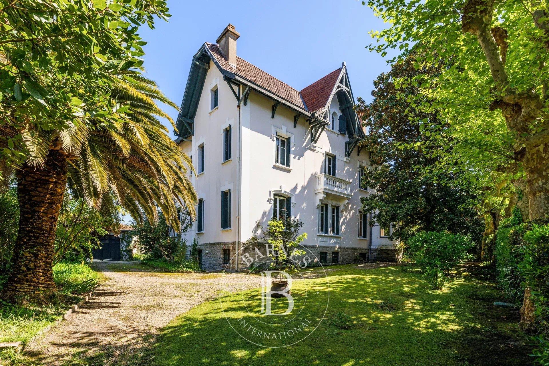 Biarritz Saint Charles, 300 M² Home Built In THE1900s