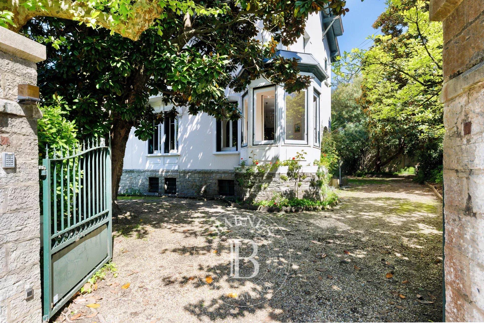 Biarritz Saint Charles, 300 M² Home Built In THE1900s