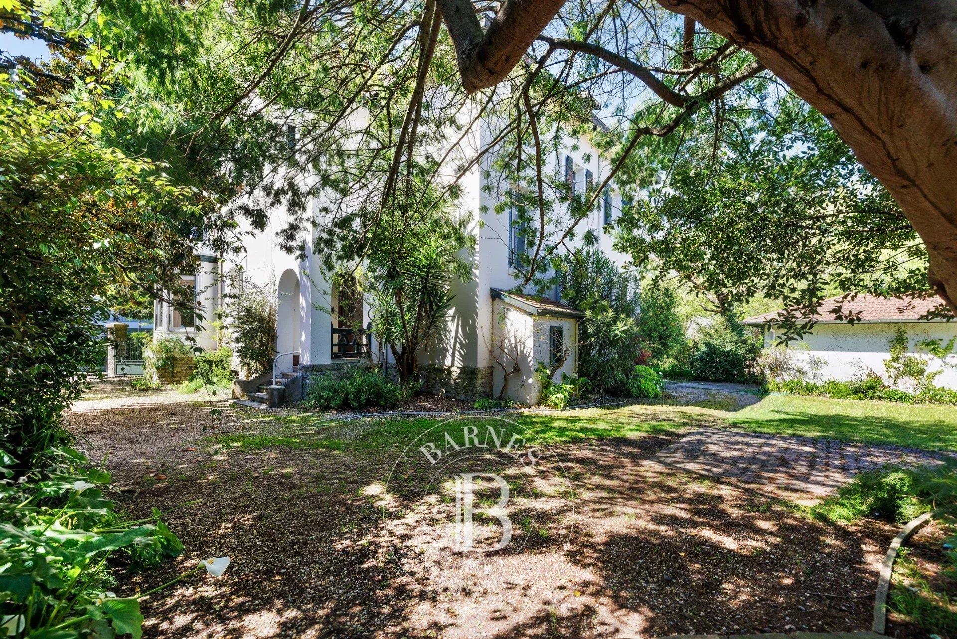Biarritz Saint Charles, 300 M² Home Built In THE1900s