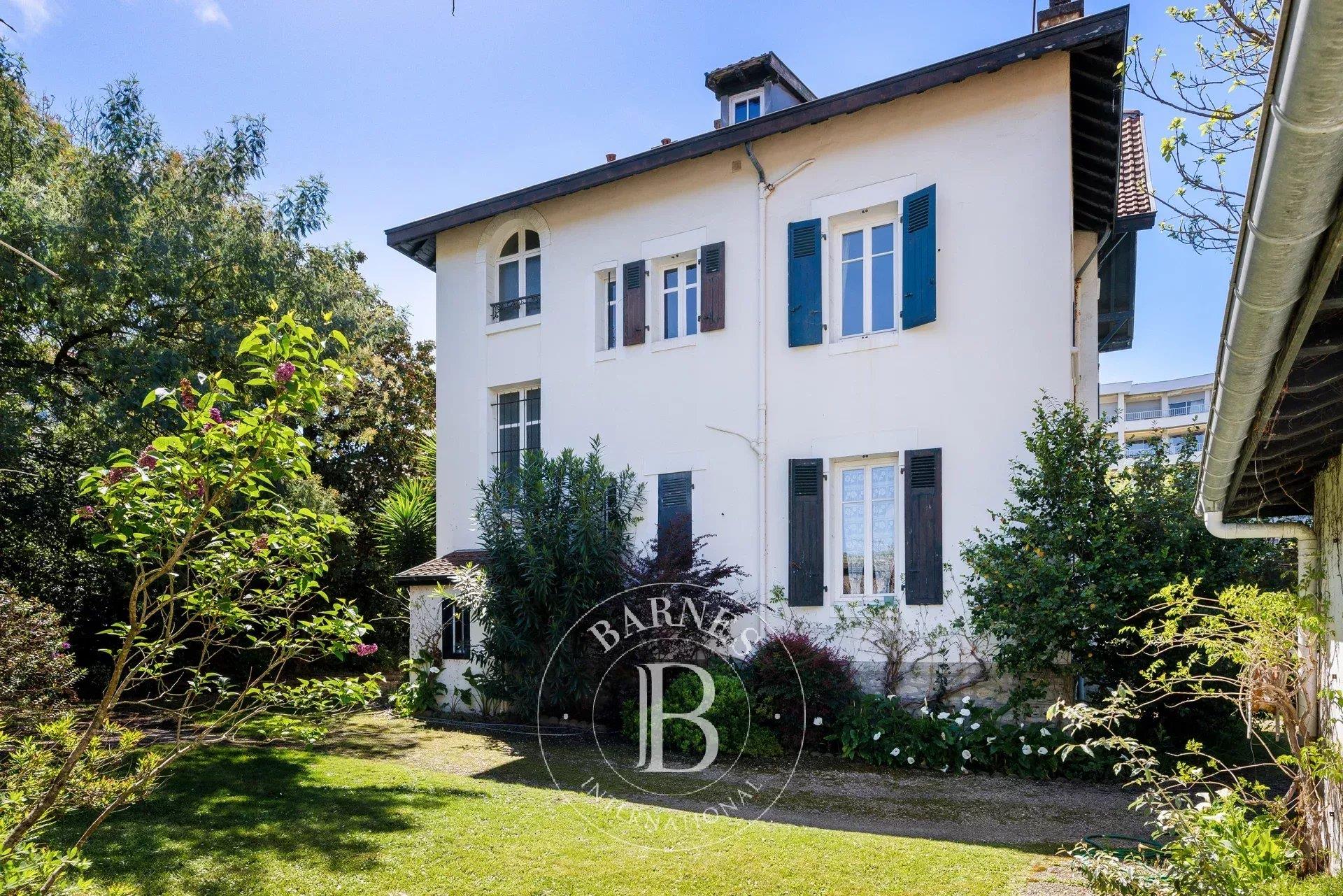 Biarritz Saint Charles, 300 M² Home Built In THE1900s