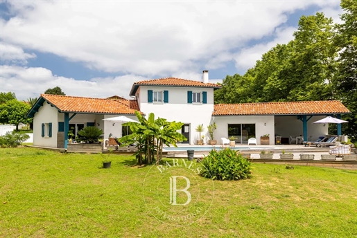 Arcangues, 220 M² House With Pool, On A 2200 M² Plot
