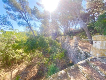 Sète, Mont Saint Clair, land of 2380m2 with 'baraquette' to renovate and view of the Thau lagoon,