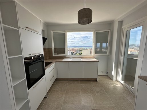 Sète, 4-room apartment with panoramic view of the sea and quays,