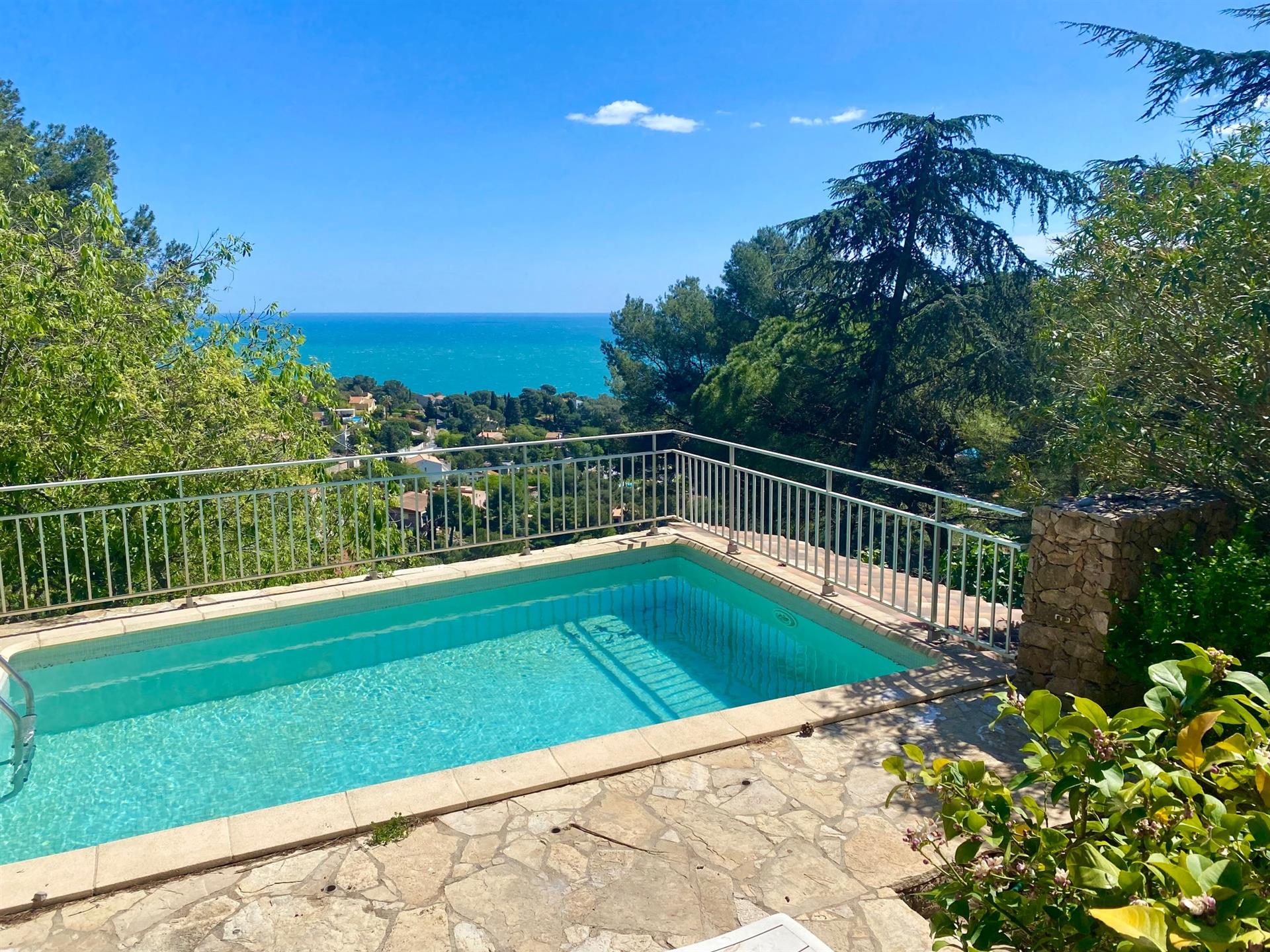 En Sète, vertiente sur del Mont Saint Clair, planta baja de villa con piscina