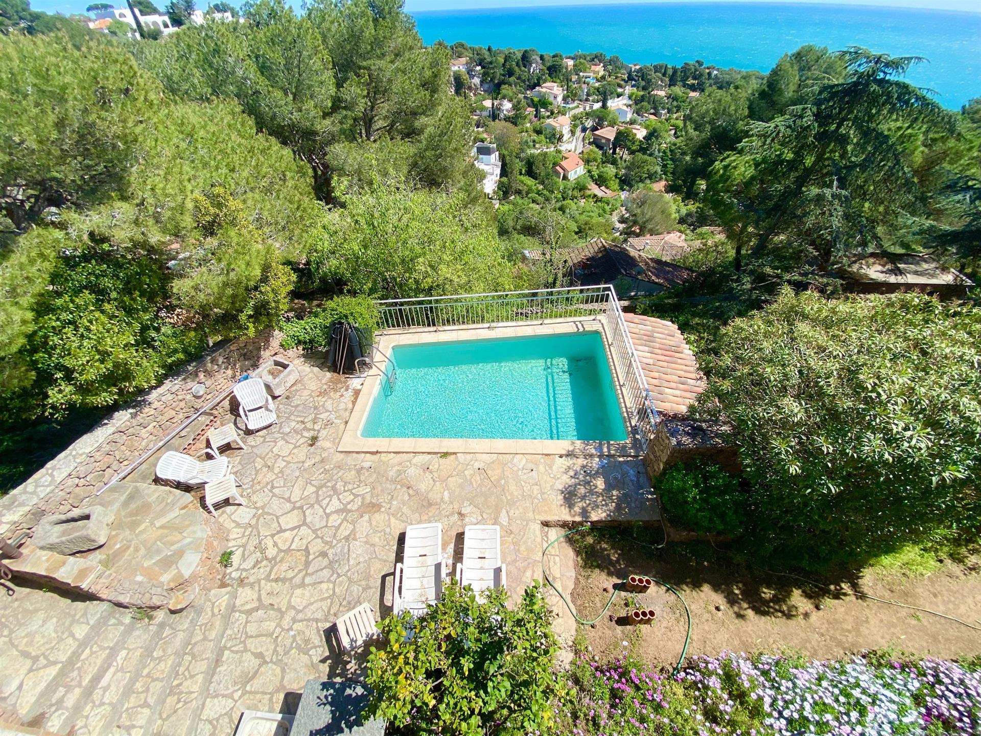 En Sète, vertiente sur del Mont Saint Clair, planta baja de villa con piscina