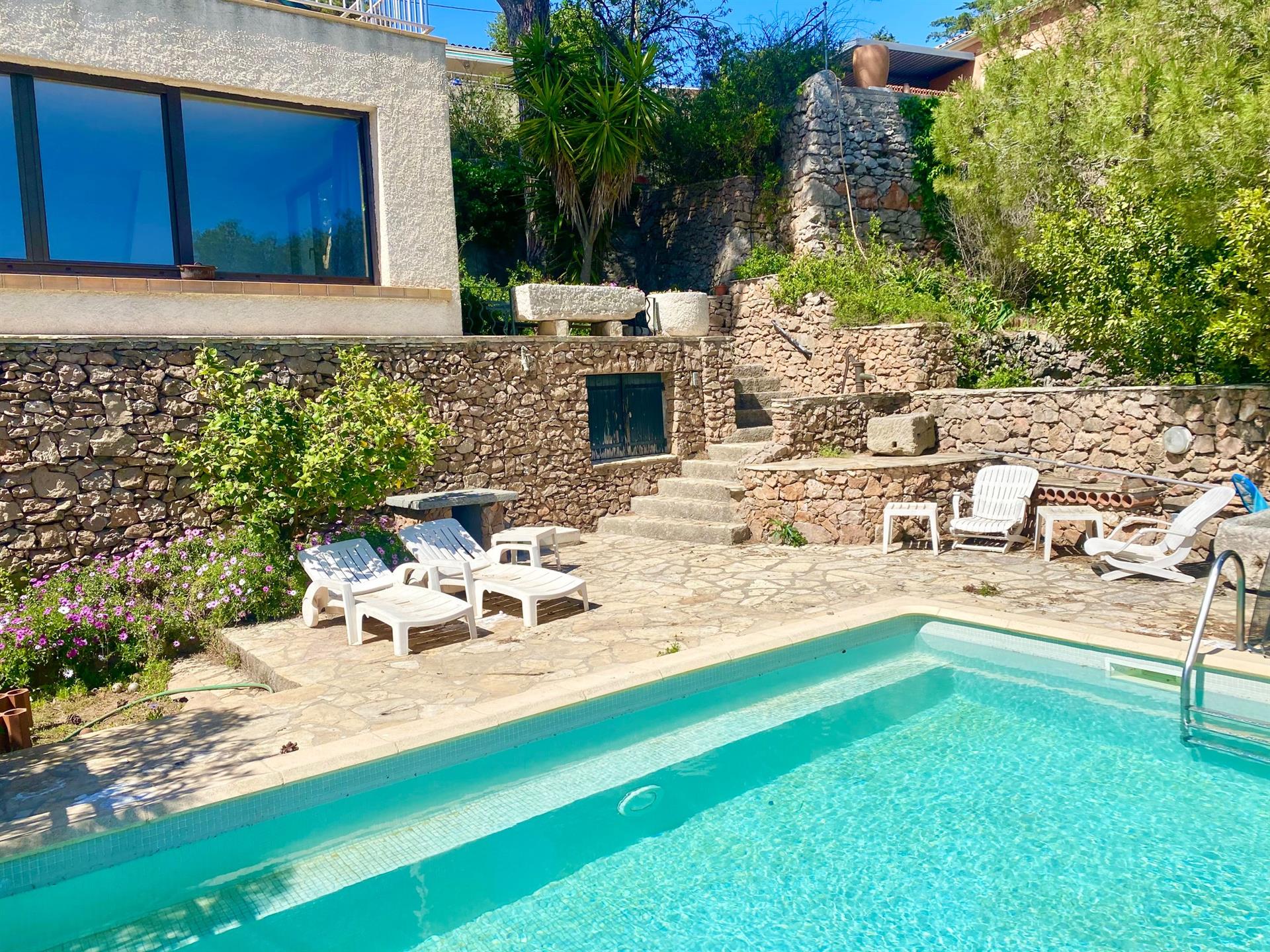 En Sète, vertiente sur del Mont Saint Clair, planta baja de villa con piscina