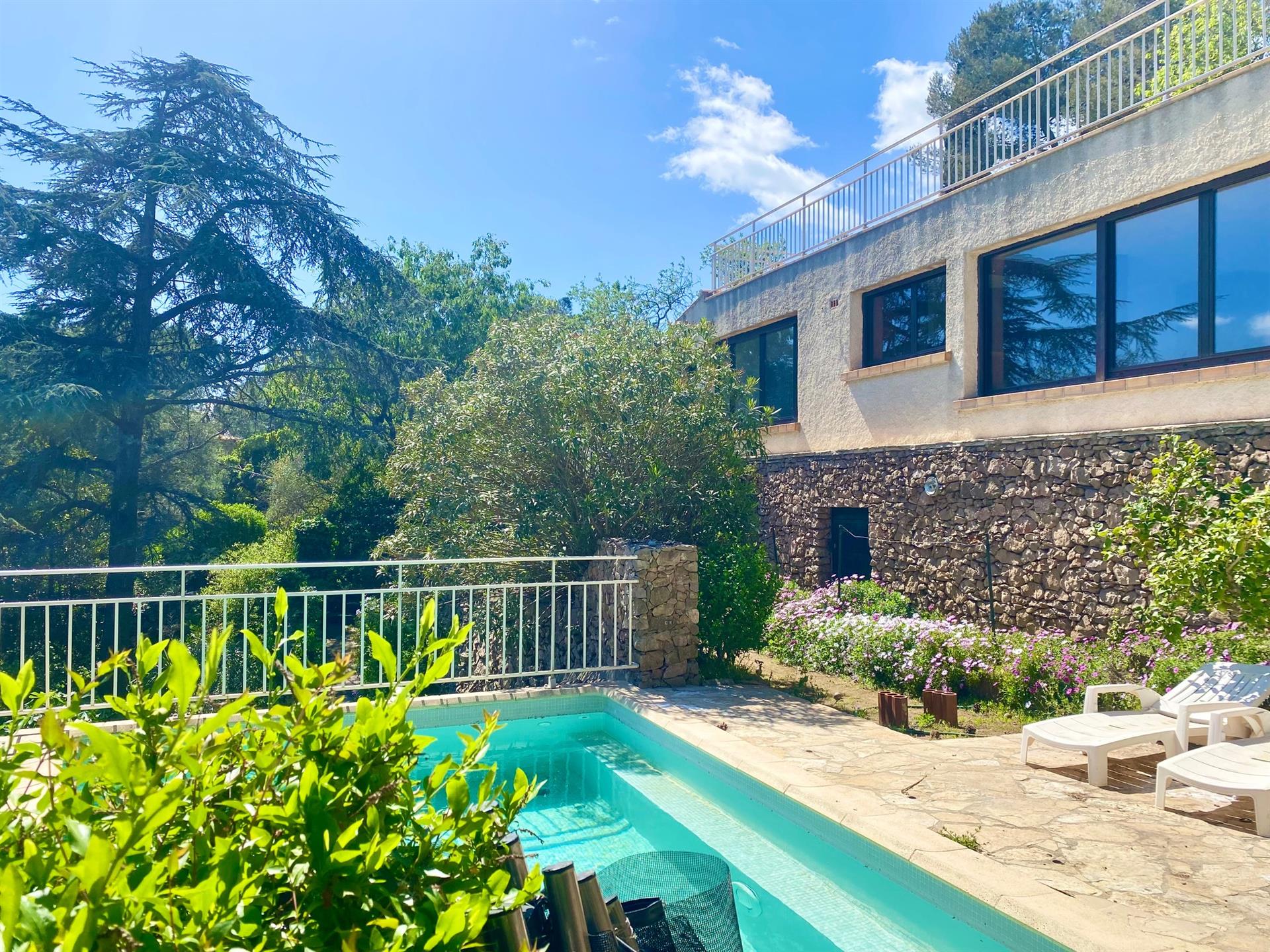 En Sète, vertiente sur del Mont Saint Clair, planta baja de villa con piscina