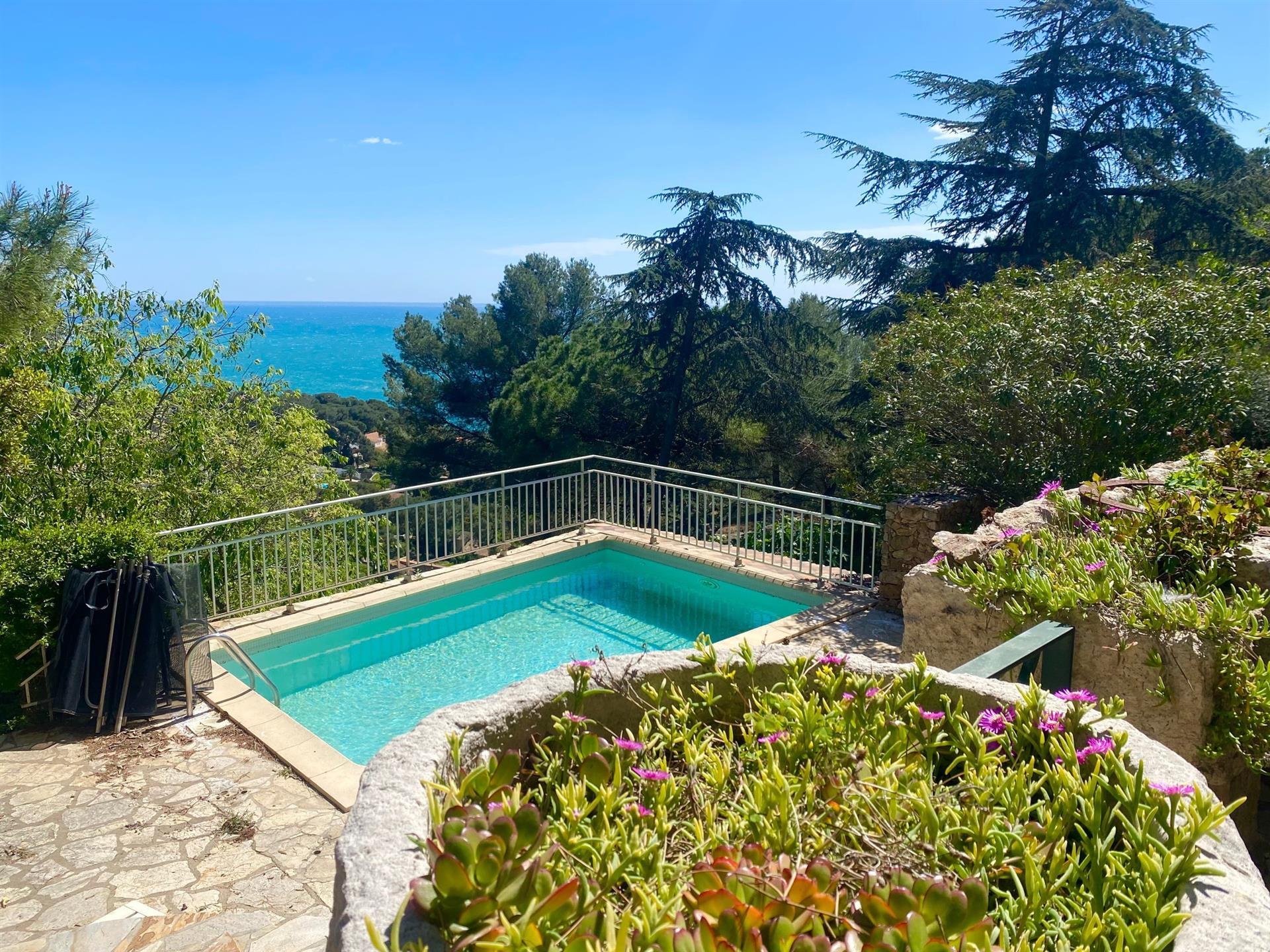 En Sète, vertiente sur del Mont Saint Clair, planta baja de villa con piscina