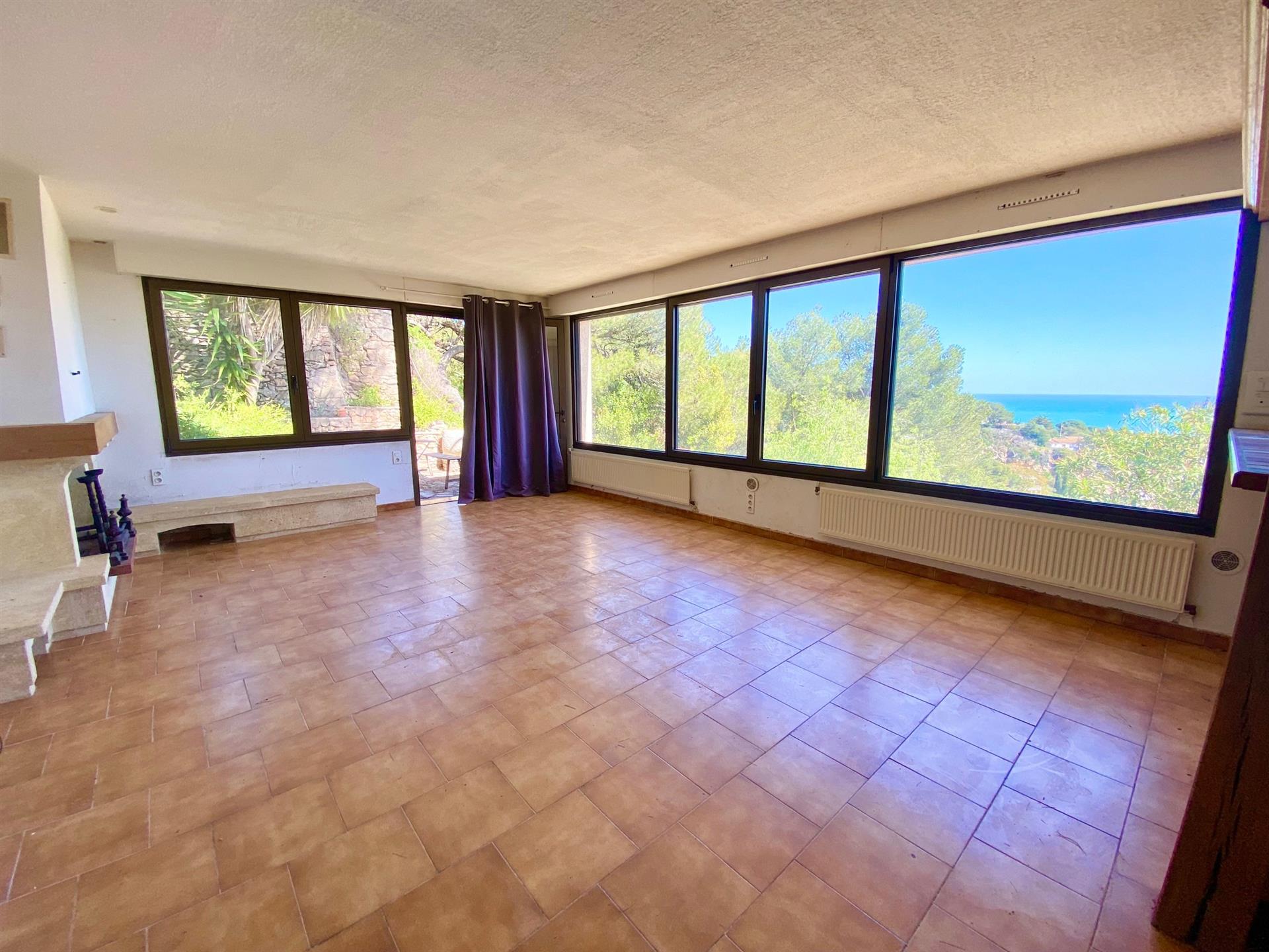 En Sète, vertiente sur del Mont Saint Clair, planta baja de villa con piscina