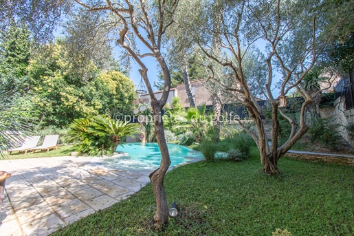 Heart of Gigean, Charming town house of approximately 300m2 with swimming pool