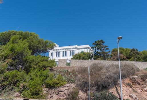 Unique in Sète, exceptional property of 2579 m2 of land facing the sea with two villas,